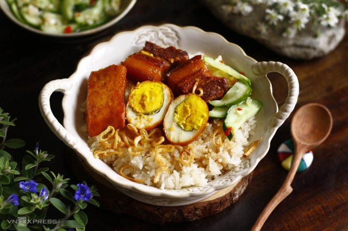 A serving of sticky rice paired with braised pork, pork rolls, and eggs, provides a diverse combination of indulgent and savory tastes, characterized by richness and fattiness. Photo by VnExpress/Bui Thuy