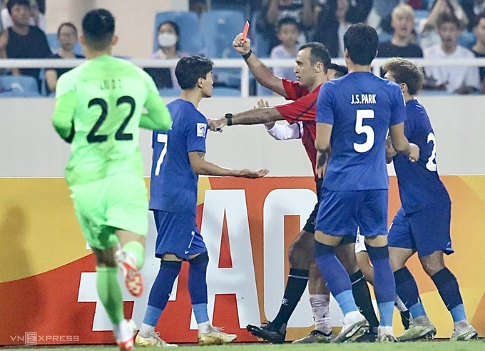 Wei Shihao (number 7) got sent off during the game between Hanoi FC and Wuhan Three Towns in AFC Champions League on Nov. 8, 2023. Photo by VnExpress/Trung Nhu