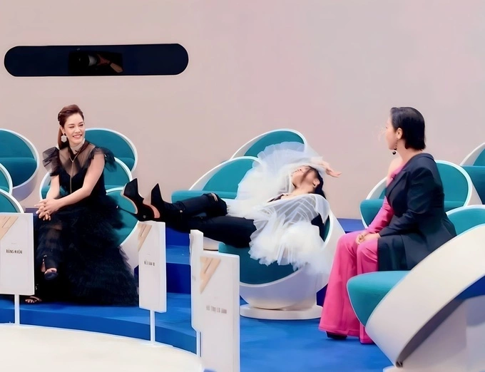 Diva Hong Nhung (C) lies down on her seat and puts her feet on pop singer My Tam’s name tag while shooting a TV show. Photo by Chi Dep Dap Gio Re Song