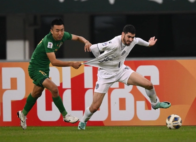 Zhejiang FC striker Ramil Sheydayev (R) is the center of the brawl. Photo by Buriram United
