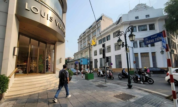Louis Vuitton (left) and Dior (right) stores on Trang Tien Street. Photo by VnExpress/Anh Tu
