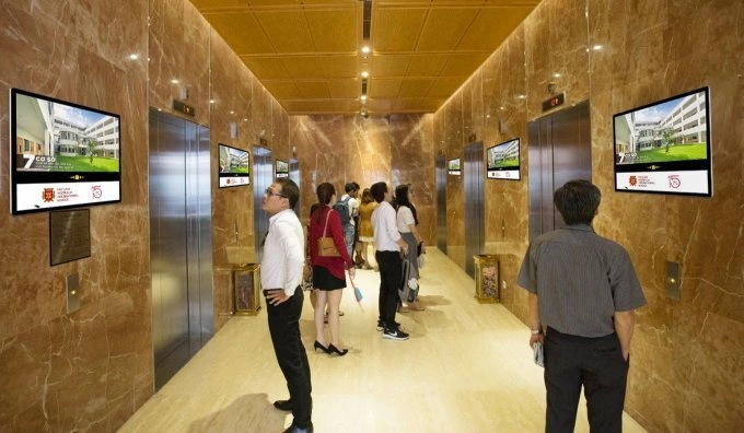 Watching advertisements while waiting for the elevator is common among many office workers and residents. Photo courtesy of Chicilon