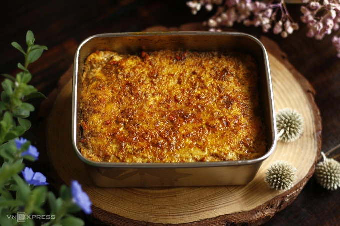 The crab mixture, after being cooked, has a noticeable golden brown color. Photo by VnExpress/Bui Thuy