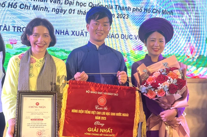 (L-R) Wearing traditional Vietnamese customs, Bennett Arabella, Okabe Chikara, and Mizuguchi Sayo received the top prize of the national Vietnamese speech contest for foreign students. Photo by USSH