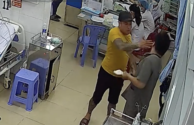 A still image from security camera footage shows a man slapping a doctor in the face at District 7 Hospital on November 22, 2023. Photo by the hospital