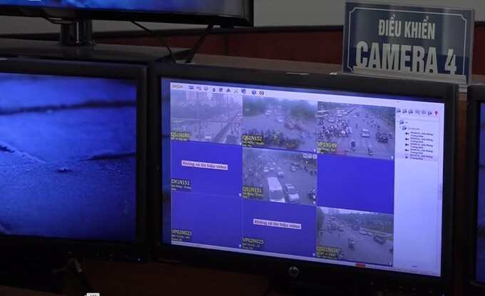 Footage from a security camera is showed on a computer screen at a Hanoi police office. Photo by VnExpress/Bac Nguyen