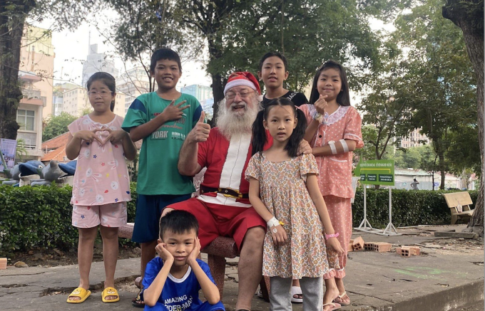 Pierre Sinel with patients at Childrens Hospital 2, Ho Chi Minh City, in December 2023. Photo by VnExpress/ Ngoc Ngan