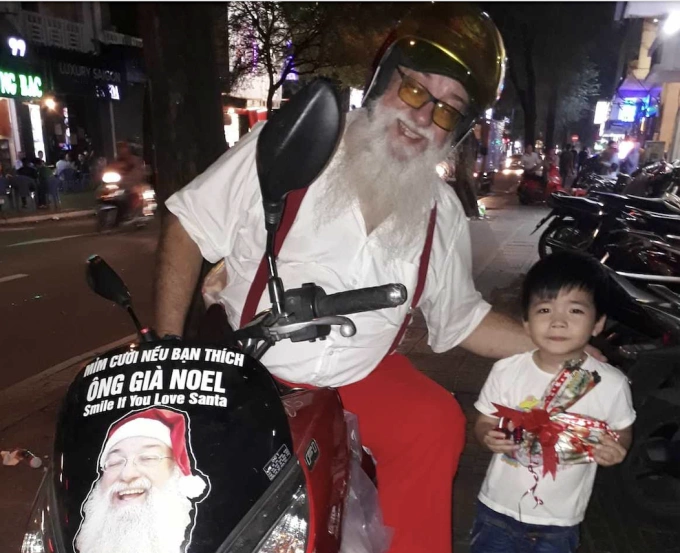 Pierre Sinel randomly distributes gifts to children in District 1, Ho Chi Minh City, in December 2018. Photo courtesy of Pierre Sinel