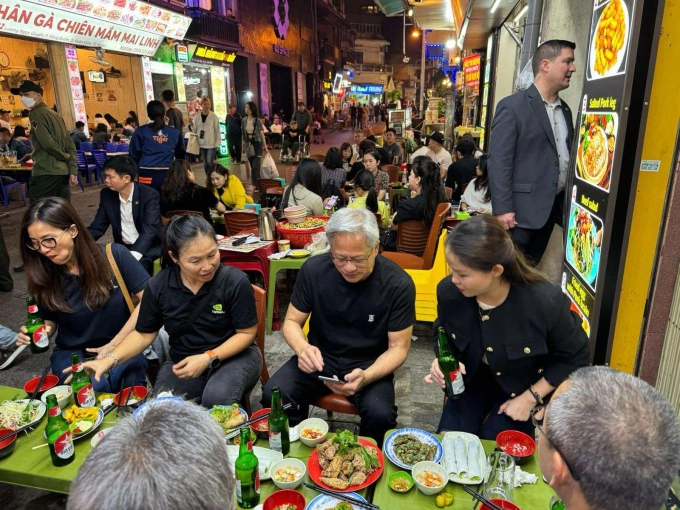 Jensen Huang (2nd, R) and his staff explore Vietnamese street food at a sidewalk restaurant on Luong Ngoc Quyen Street in Hanoi. Photo courtesy of Facebook Hoang Anh Tuan