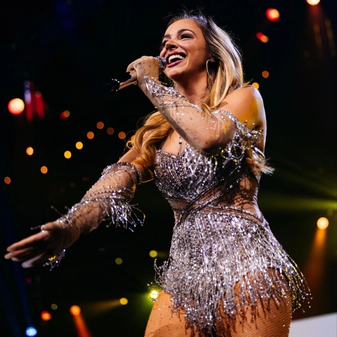 Dutch singer Emma Heesters dons Vietnamese designer Nguyen Minh Tuan’s design at Muziekfeest van het Jaar music festival in the Netherlands on Dec. 9, 2023. Photo from Heesters’ Instagram