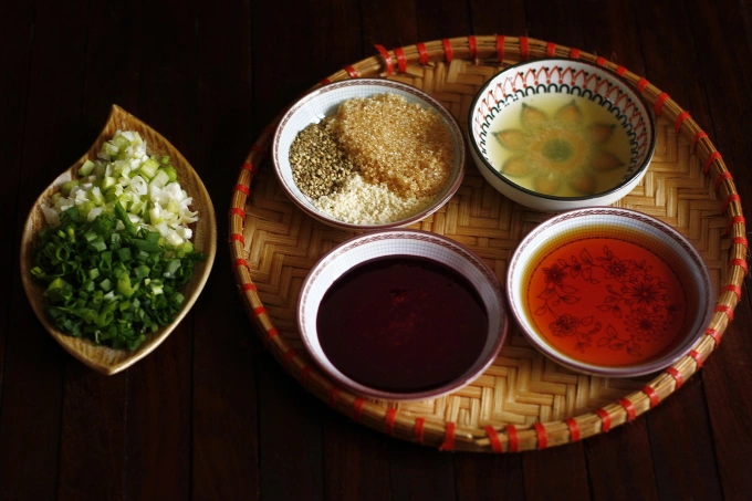 To achieve a lovely brown color, combine fish sauce, sugar, pepper, and caramel sauce with the meat. Photo by VnExpress/Bui Thuy