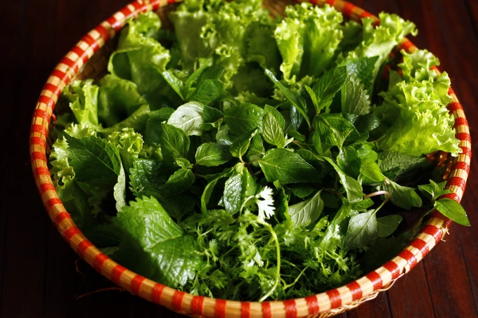 The veggies balance out the grilled meats flavor with a refreshing and herbal touch. Photo by VnExpress/Bui Thuy