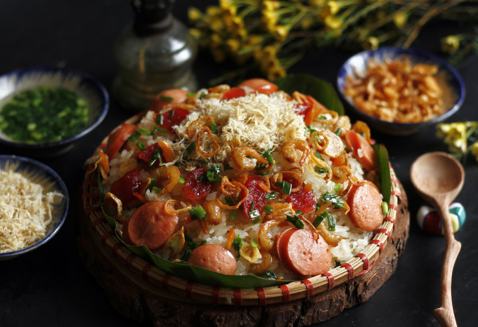 A serving of savory sticky rice is often topped with lots of fried shallots, pork floss and scallion oil. Photo by VnExpress/Bui Thuy