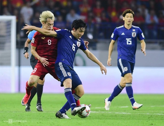 Vietnams Nguyen Van Toan (number 9) tries to get the ball from Wataru Endo during the Asian Cup quarterfinal against Japan in 2019. Photo by VnExpress/Hieu Luong
