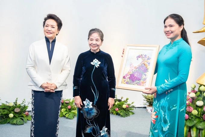 Ngo Thi Man, wife of Vietnam’s Party General Secretary Nguyen Phu Trong, gifts a painting to China’s First Lady Peng Liyuan at the Vietnamese Women’s Museum Dec. 12, 2023. Photo by VnExpress/Tung Dinh