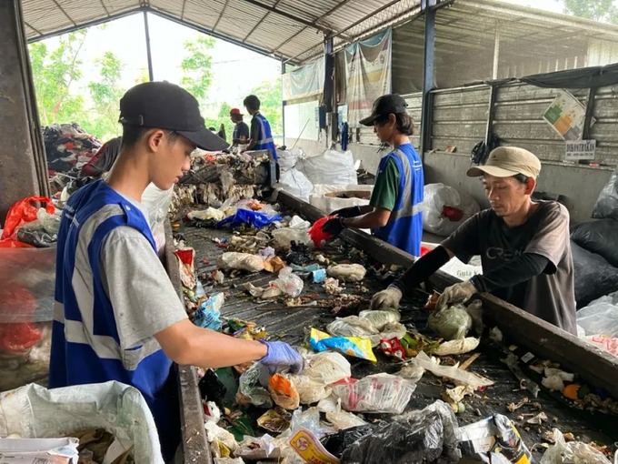 Workers sort trash at the Waste4Change recycling facility in Bekasi, Indonesia, November 24, 2023. Photo by Reuters/Michael Taylor