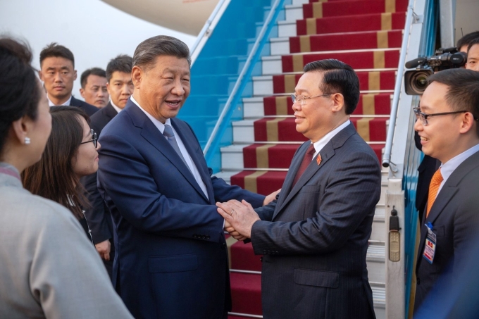 National Assembly Chairman Vuong Dinh Hue sees off General Secretary and President of China Xi Jinping at the foot of the stairs of the special plane on Dec. 13, 2023. Photo by VnExpress/Giang Huy