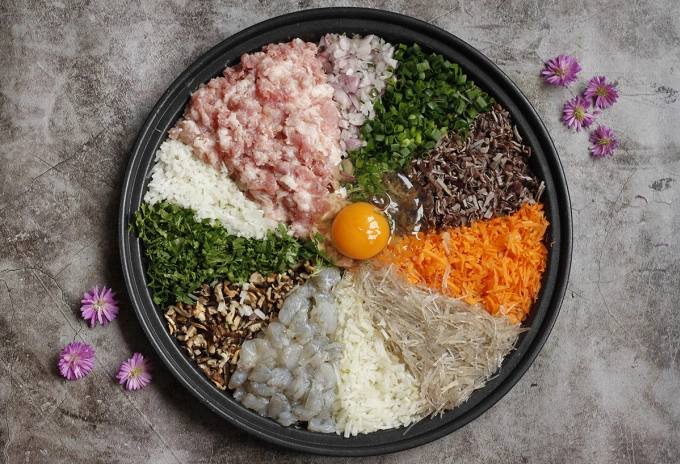 The spring roll filling includes a mix of ingredients, resulting in a combination of colors. Photo by VnExpress/Bui Thuy