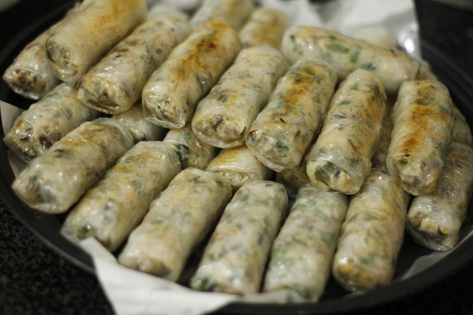 The spring rolls, with a gentle fry, display a faint, light yellowish tint. Photo by VnExpress/Bui Thuy