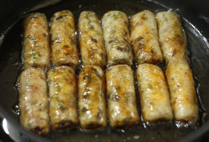 Fry the spring rolls with a moderate amount of oil to achieve a crispy texture. Photo by VnExpress/Bui Thuy