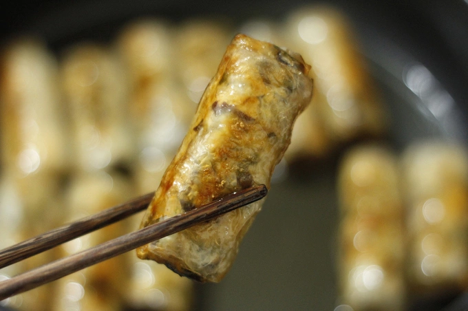 The second round of frying will give the spring rolls a golden brown hue. Photo by VnExpress/Bui Thuy