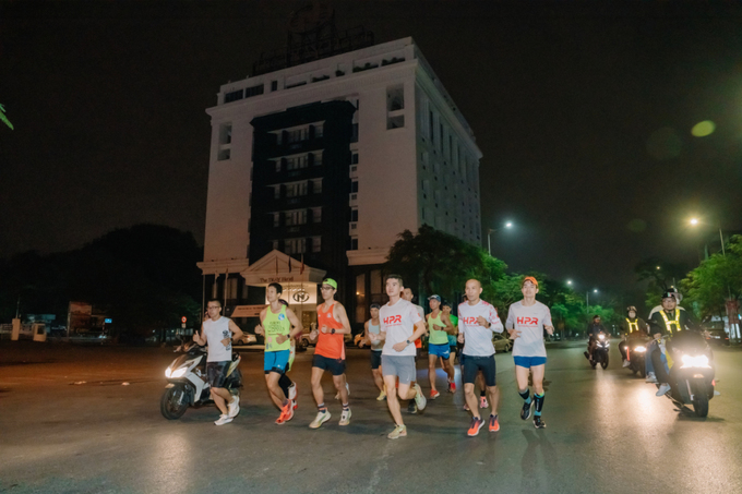 Runners tested Hai Phongs route last night. Photo by VM