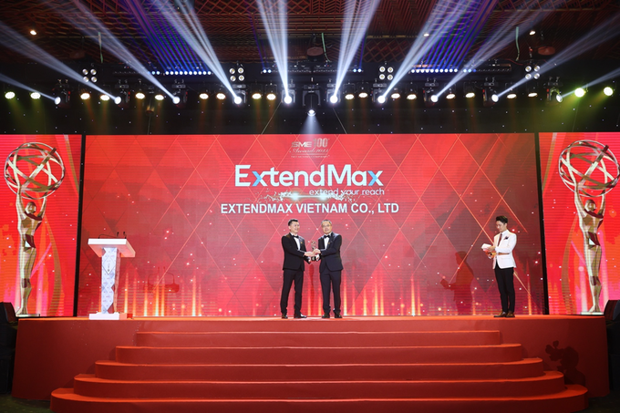 Alex Phuong Tran (L), CEO & founder of ExtendMax. Photo courtesy of ???