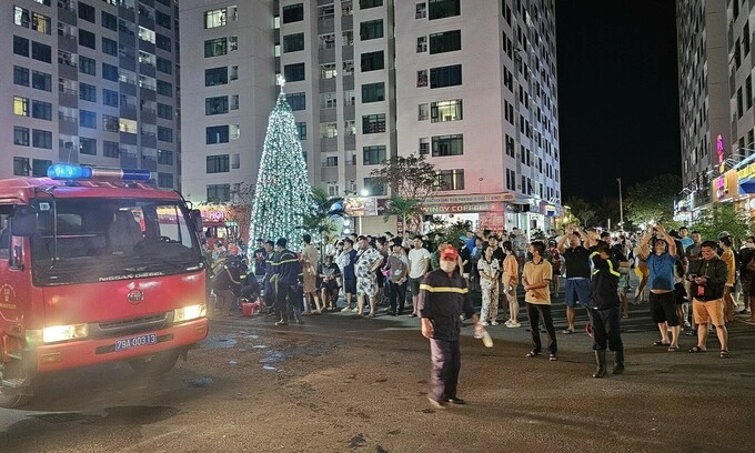 Residents of the Muong Thanh Vien Trieu apartment complex in the coastal Nha Trang city escape from their accommodations as fire broke out on Dec. 17, 2023. Photo by VnExpress/Bui Toan
