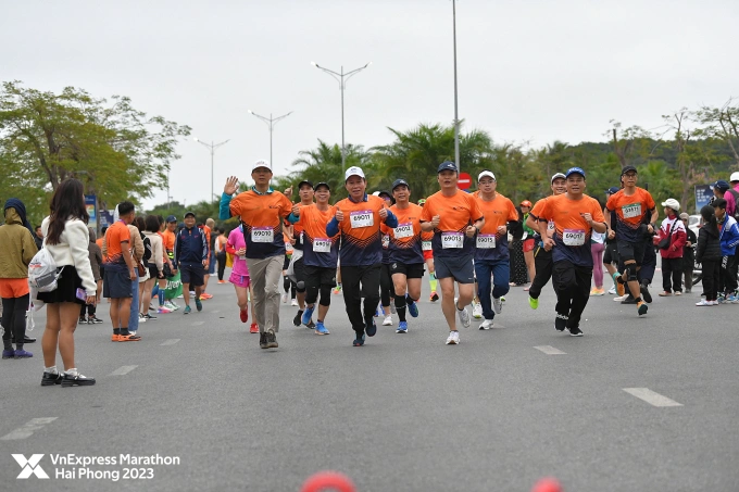 Secretary of Hai Phong City Party Committee Le Tien Chau (Bib 69011) ran to promote sports practice habits. Photo by VM