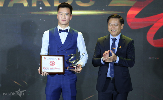 Nguyen Hoang Duc (L) receives the award for Best Player of V. League 2023. Photo by Duong Pham