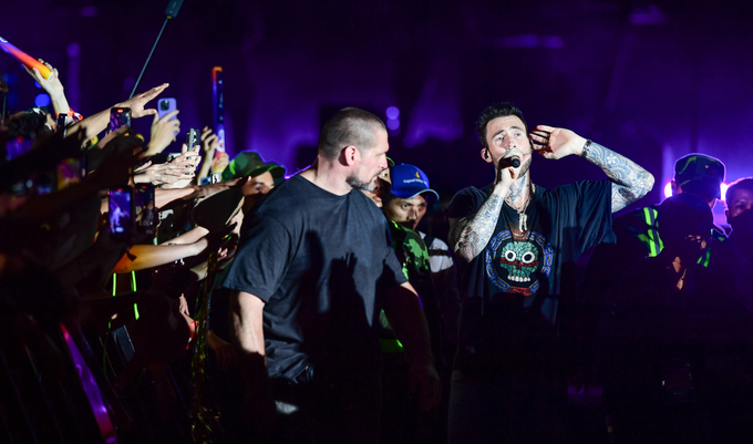 Maroon 5 promised to return to VietnamHe sang the song She Will Be Loved with guitarist James Valentine. Adam Levine, the bands representative, said: I am honored to come here for the first time, performing in such a wonderful place. I will come back. Do you want me back?
