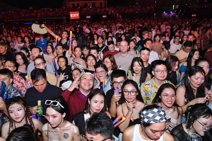 The number of people coming to the show exceeded expectationsThe organizing committee opened ticket sales, with an estimated 12,000 spectators coming to the concert. However, this number increased to about 13,000 people due to the high demand for participation. They were present at the Grand World Phu Quoc area, where the music festival took place, six hours earlier to wait for Maroon 5. There were seats in the SVIP area. The audience all stood up and shouted the bands name.