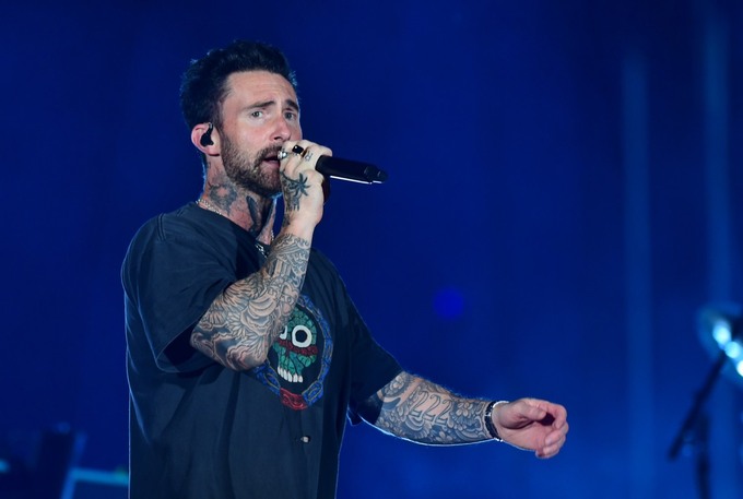 Adam Levine sang acoustically on James Valentines guitarThe song was included in the debut album Songs About Jane, written about a boy who secretly loves someone and always silently protects her. While performing, Adam Levine walked down the entire stage, causing the audience to burst into tears. He also held the fans phone to take a selfie.