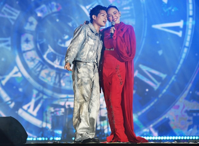 Collaboration performance by Vietnamese artistsToc Tien performed last at the beginning of the show for V-pop stars. She collaborated with her junior, Gray D, in the song Does anyone love you like me? Thousands of people cheered excitedly, satisfied with the duet between the two stars.