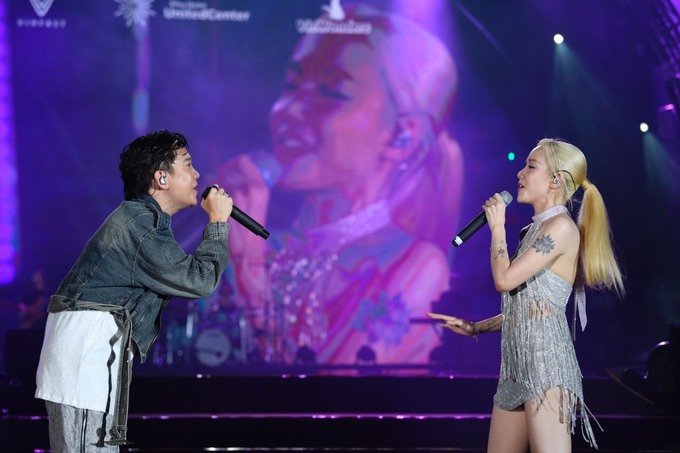 8Wonder Phu Quoc music night also witnessed the collaboration of Phuong Ly with JustaTee in the song Crazy Guy, a song that was a Vpop phenomenon in 2018, with 240 million views on YouTube. In addition, Justatee also surprisingly collaborated with the champion of season three of the show, Double2T, with the song Tay-lai-pro. This is the performance they performed in the shows finals.