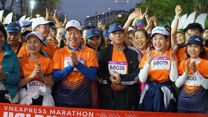 Le Tien Chau, Secretary of the Hai Phong City Party Committee (4th, R), and Nguyen Van Tung (3rd, R), Chairman of the City Peoples Committee, started at a distance of 10 km. Photo by Le Tan