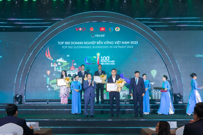 URC Vietnam Company Limited received the Top 100 Sustainable Enterprises of 2023 awards on December 13. Photo courtesy of ???