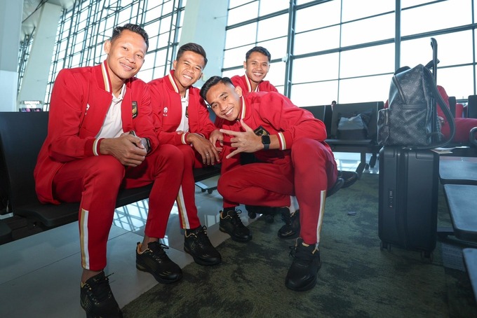 Indonesia players at the airport before flying to Turkey for a training trip on Dec. 20, 2023. Photo by PSSI