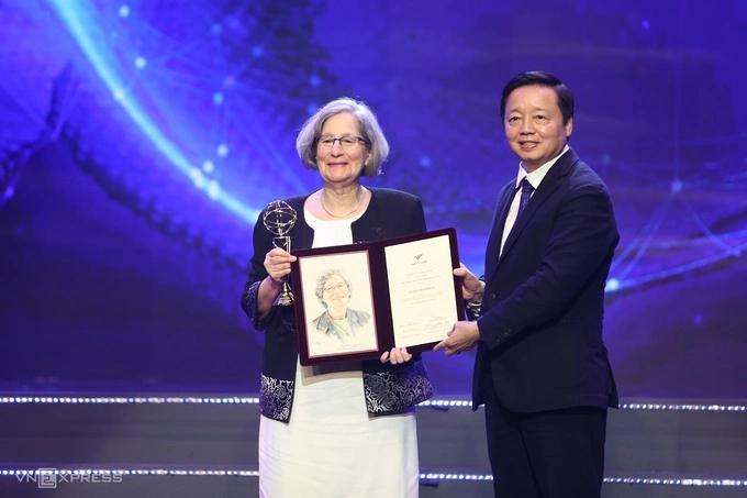 Professor Susan Solomon from the U.S. receive the VinFuture award from Vietnams Deputy Prime Minister Tran Hong Ha. Photo by VnExpress/Giang Huy