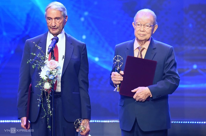 Vietnamese professor Vo Tong Xuan (R), and Indian American professor Gurdev Singh Khush receive the VinFuture award. Photo by VnExpress/Giang Huy