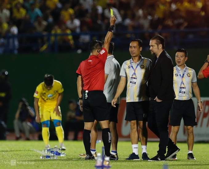 The referee gives coach Velizar Emilov Popov (in black) a yellow card during the game between Thanh Hoa FC and Becamex Binh Duong on Dec. 22, 2023. Photo by VnExpress/Duc Dong
