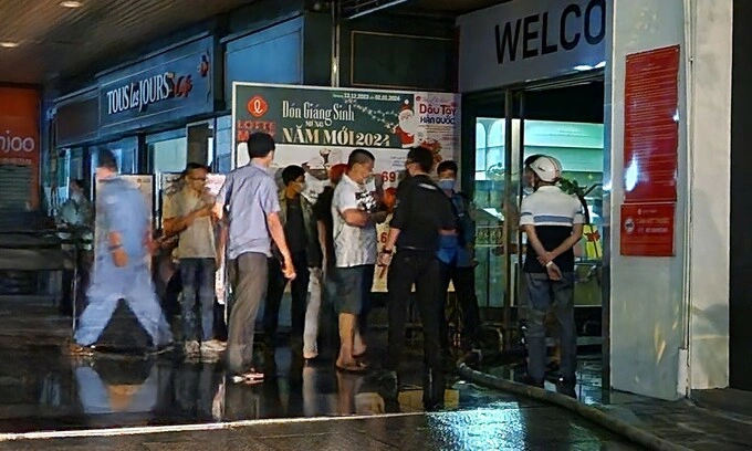 People gather outside the supermarkets entrance, searching for their relatives post-evacuation. Photo by VnExpress/Dinh Van