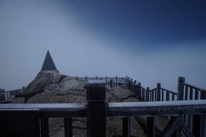 Frost covers the surface of wooden floors where the Fansipan symbol of the 3,147-meter-high mountain was located on top of the mountain, December 25 2023. Photo by Tran Linh