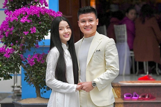 Midfielder Nguyen Quang Hai (R) and girlfriend Chu Thanh Huyen in their proposal ceremony on Dec. 12, 2023. Photo by VnExpress/Xuan Huyen