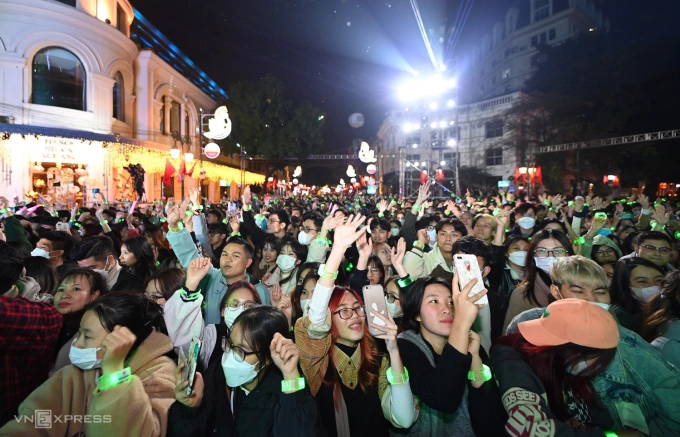 People come together to celebrate the New Year in Hanoi. Photo by VnExpress/Giang Huy