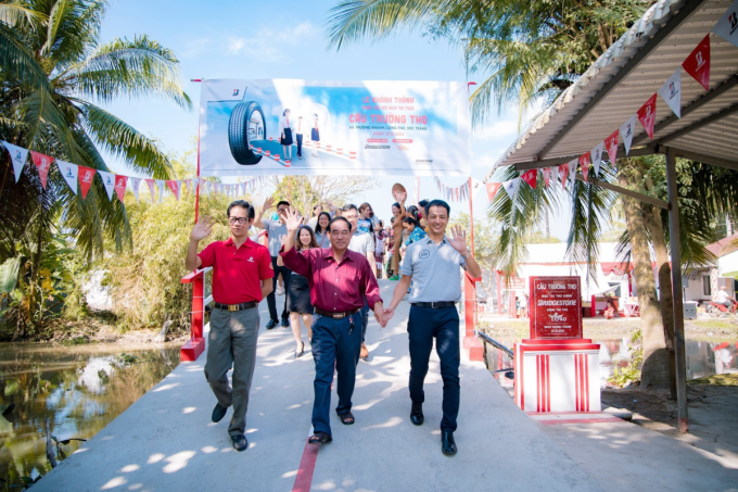 Naoki Inutsuka (C), Bridgestone Tire Sales Vietnam Limited Liability Company, at Truong Tho Bridge opening ceremony. Photo courtesy of ???