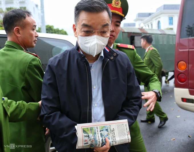 Former chairman of the Hanoi People’s Committee Chu Ngoc Anh is escorted to a court in Hanoi, January 3, 2023. Photo by VnExpress/Ngoc Thanh