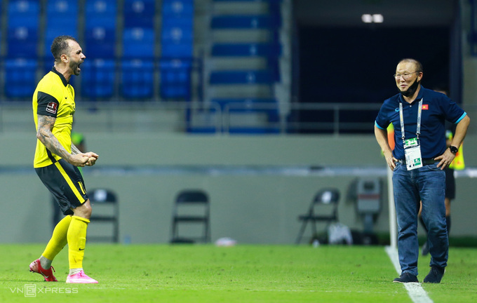 Park Hang-seo (R) as Vietnam head coach in the 2-1 win against Malaysia at the 2022 World Cup qualifiers in June 2021. Photo by VnExpress/Hieu Luong