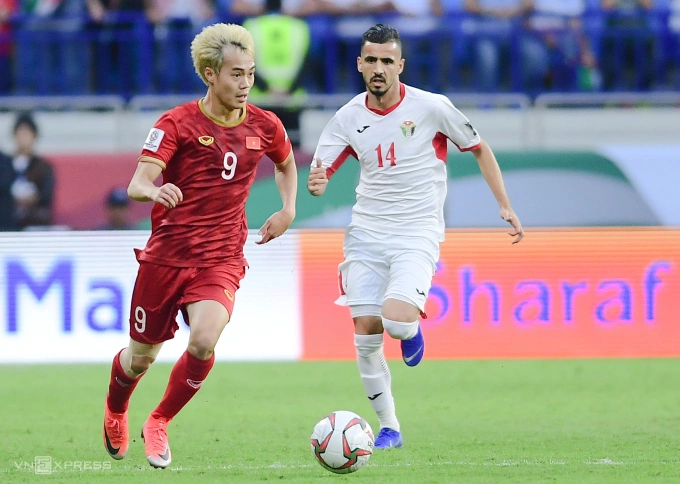 Winger Nguyen Van Toan (L) is one of the five Vietnamese players left from the 2019 Asian Cup. Photo by VnExpress/Hieu Luong