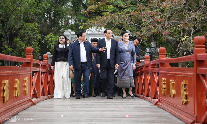 Vietnamese Prime Minister Pham Minh Chinh (second from L) and his spouse (far L) take Lao Prime Minister Sonexay Siphandone (second from R) and his spouse on a tour of Hanois Ngoc Son Temple and Hoan Kiem Lake on Jan. 7, 2024. Photo by VnExpress/Giang Huy